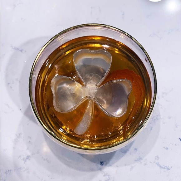 New Honest Ice silicone shamrock ice cube mold / tray - Picture 6 of 12